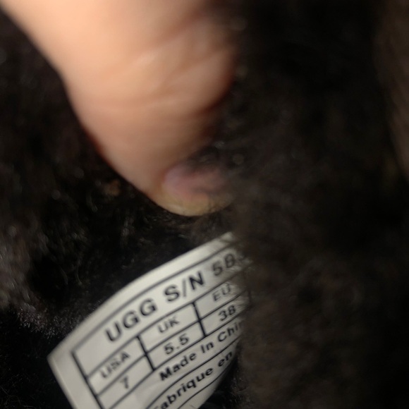 Ugg Essential Short Classic Boot - Picture 6 of 10